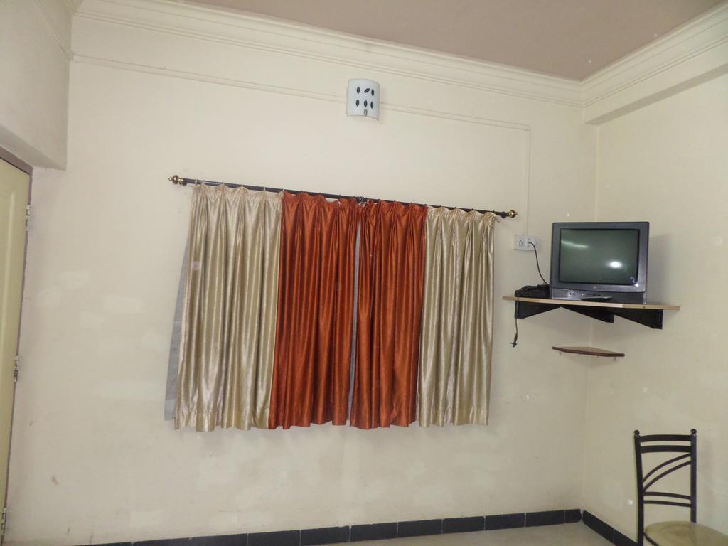 Chalukya Deluxe Hotel Kolhapur Eksteriør billede