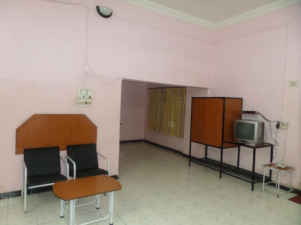 Chalukya Deluxe Hotel Kolhapur Eksteriør billede
