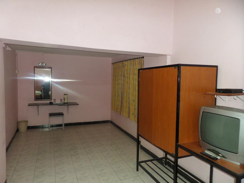 Chalukya Deluxe Hotel Kolhapur Eksteriør billede